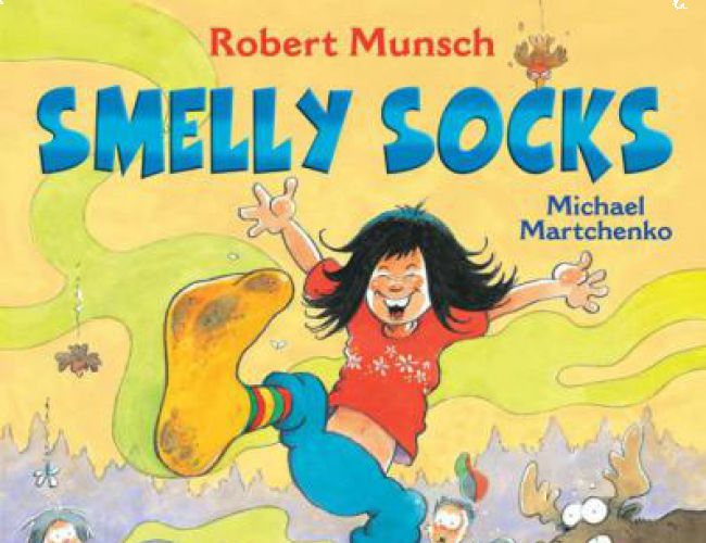 SMELLY SOCKS by ROBERT MUNSCH